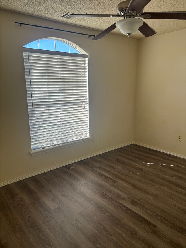 Building Photo - 600 Woods Dr