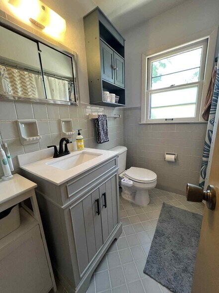 Bathroom, recently remodeled - 1041 S 96th St