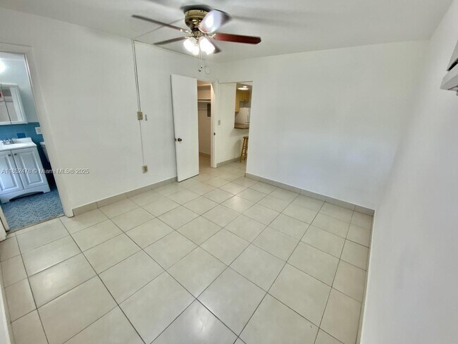 Building Photo - 1600 S Le Jeune Rd