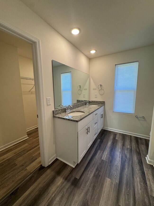 Building Photo - Beautiful 3-Bedroom Home Near Downtown Sta...