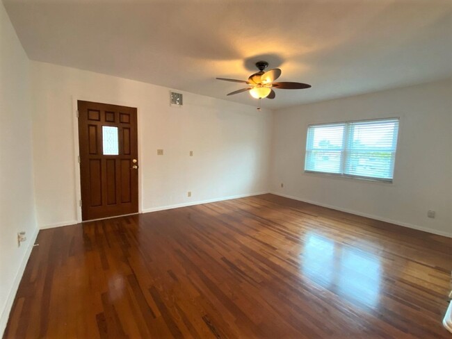 Building Photo - Beautiful Beachside 2 Bedroom Home!