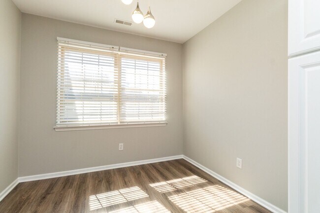 Building Photo - 422 Old Pine Way