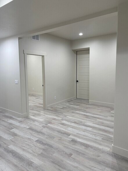 Building Photo - 2753 E Lake Vista Dr