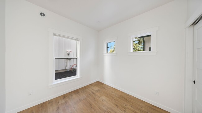 Building Photo - 3 Bed 2 Bath - A/C Mini-split - Fabulous F...