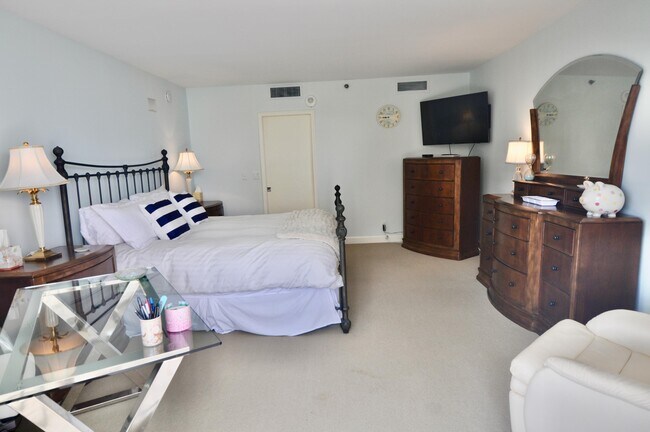 Building Photo - 2660 S Ocean Blvd