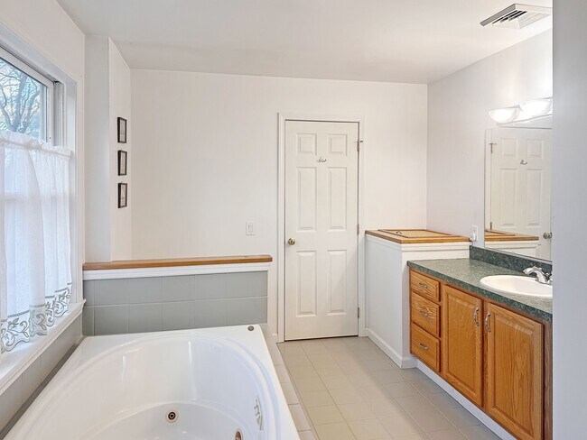 Building Photo - 12 Dogwood Ln