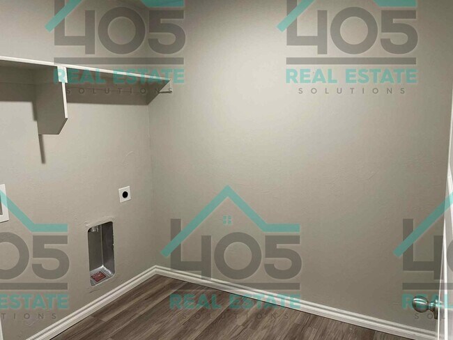 Building Photo - 5 Bedroom Dream Home