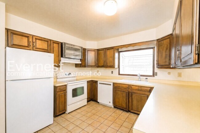 Building Photo - 4 Bed, 2.5 Bath Home with Garage / Available Soon!