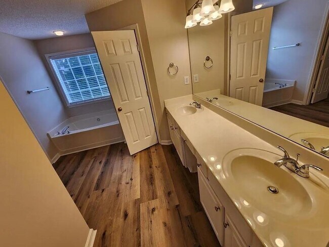 Building Photo - 3815 Ruby Falls Dr