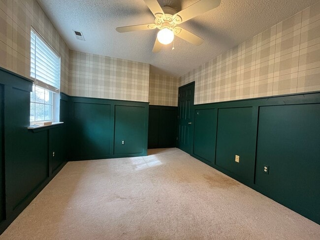 Building Photo - Spacious 3/3 Available For Move In Now