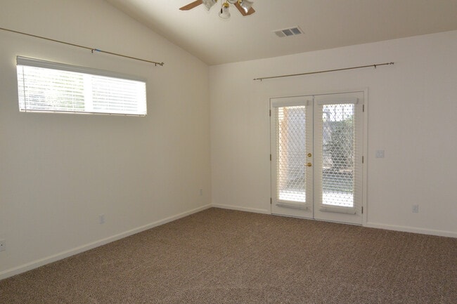 Building Photo - Spacious 3 Bedroom 2 Bathroom home with a Bonus Room in Southeast Visaliia!