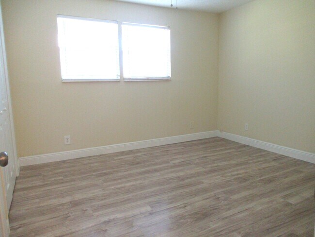 Building Photo - 5310 Palm Dr