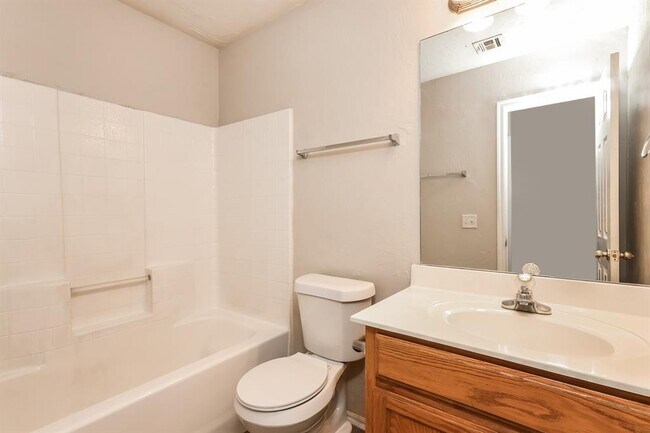 Building Photo - 1836 Parkridge Dr