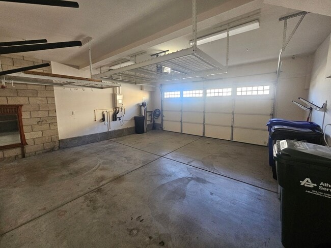 Building Photo - Gorgeous Stand Alone Town Home / Rolling Hills Golf Club is your Back Yard