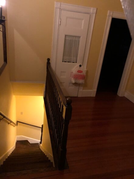 Foyer + door to bathroom - 40 Walpole St