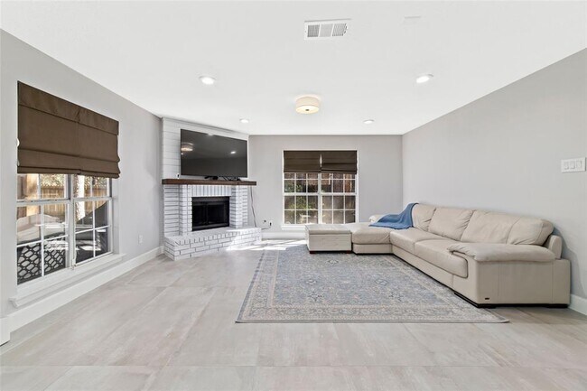 Building Photo - 183 N Village Knoll Cir