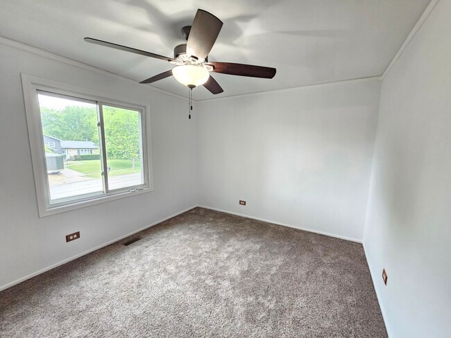 Building Photo - 571 White Birch Rd