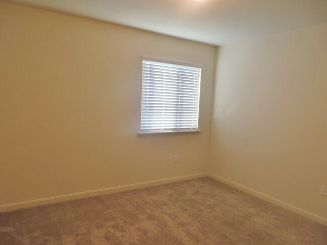 Building Photo - 3 Bedroom 2.5 Bathroom: Georgetown- Pinnacle Home