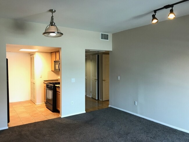 Building Photo - CONDO in Prime NOHO Art District