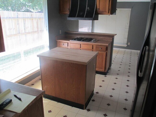 Building Photo - 16022 Sierra Vista Dr