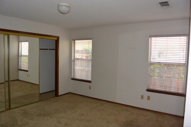 Building Photo - Desireable SW area