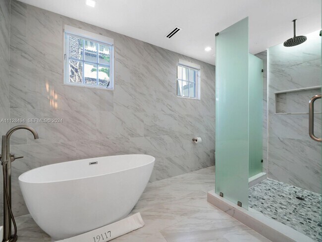 Building Photo - 19117 Fisher Island Dr