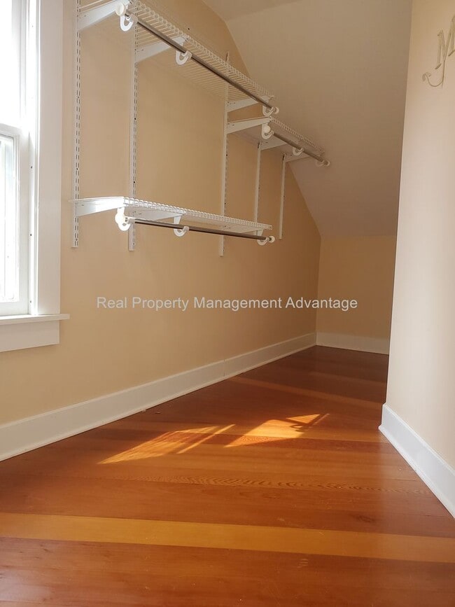 Building Photo - Craftsman Style, Modern Amenities Steps fr...