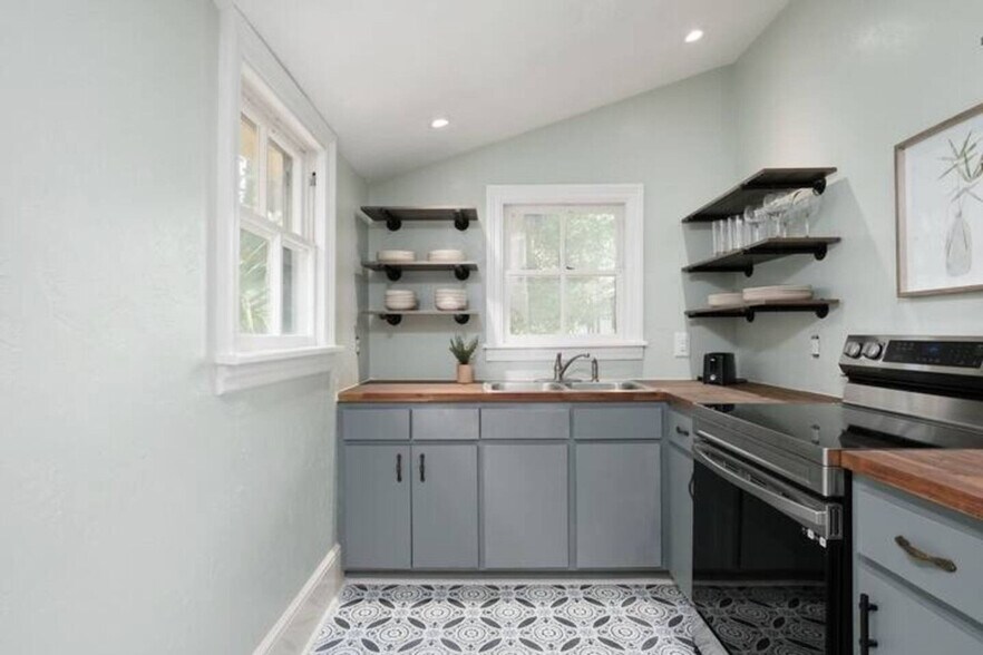 Building Photo - 240 SW 3rd St