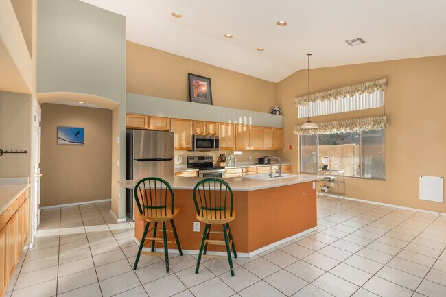 Building Photo - Spectacular 5 bdrm Home, OFFERS SOLAR ELECTRIC!