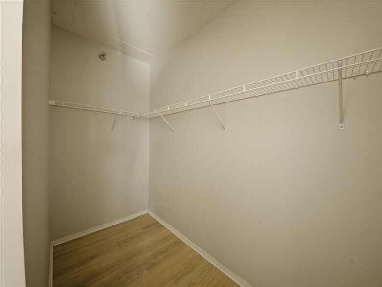 Building Photo - 701 S Wells St