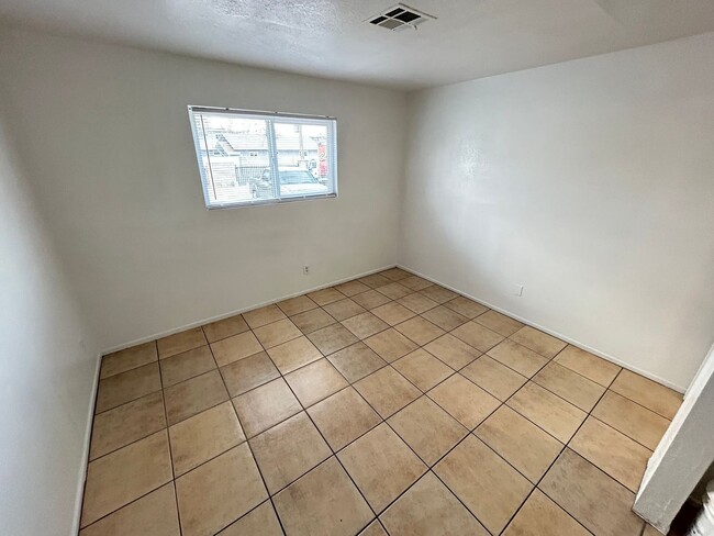 Building Photo - Charming  2Bed/1.5 Bath Duplex located in ...