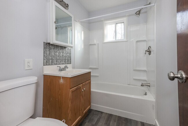 Building Photo - 2 Bedroom/1 bath Single House!