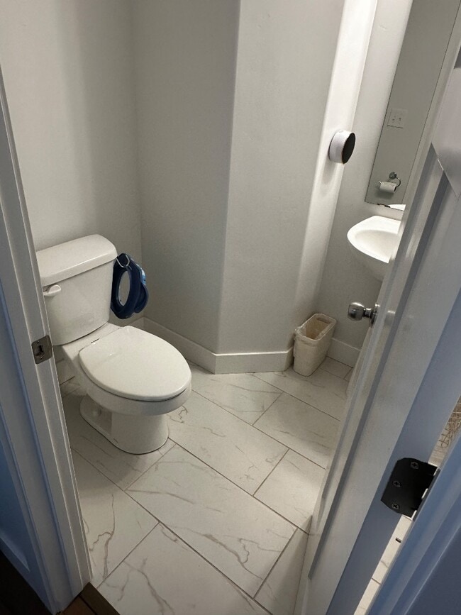 Building Photo - 353 N High Ridge Rd