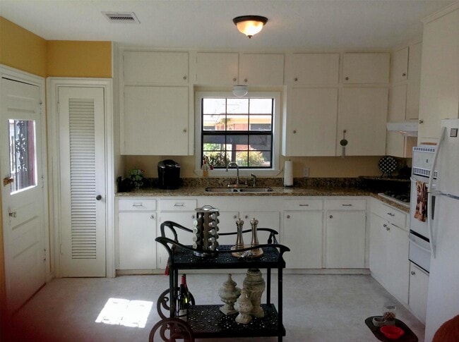 Building Photo - 704 Sue St