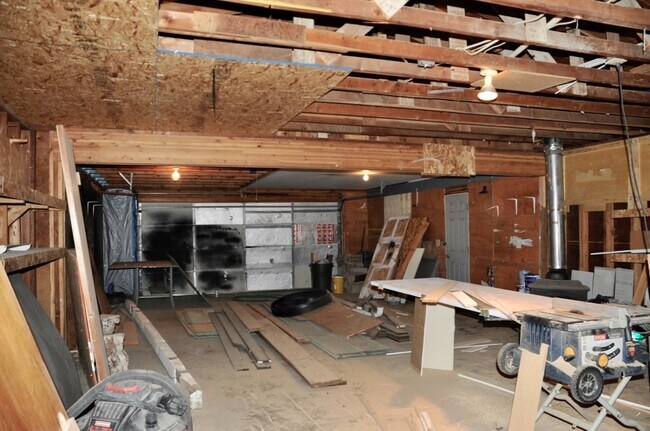 Building Photo - Sanders Beach: 5 bed 2 bath (split level) 4 car garage