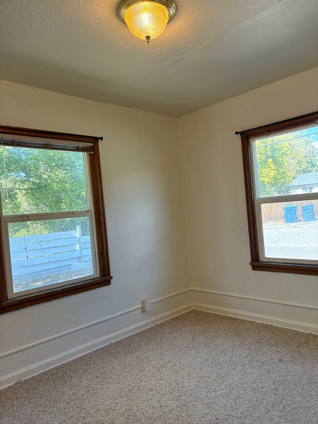 Building Photo - 2BR Pet-Friendly Home w/ Fenced Yard