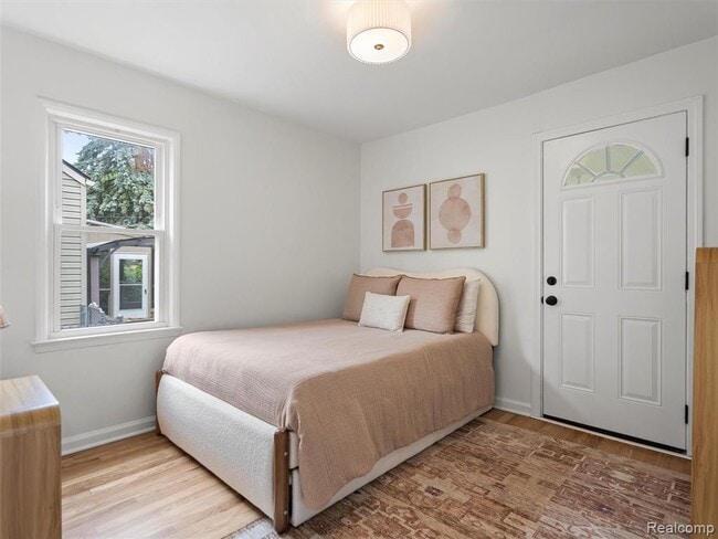 Building Photo - 1027 S Wilson Ave