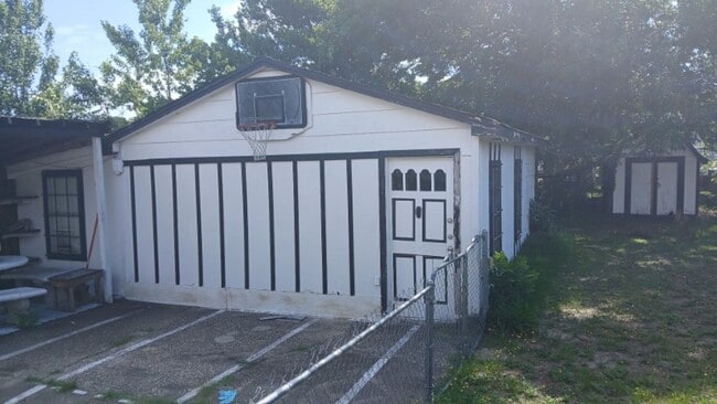 Building Photo - 3 Bed / 1 Bath Available in Lafayette Villiage!