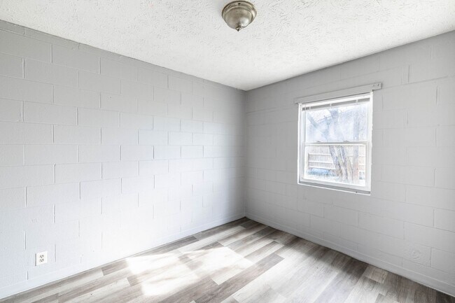 Building Photo - 2 Bed, 1 Bath %50 OFF FIRST MONTH'S RENT!