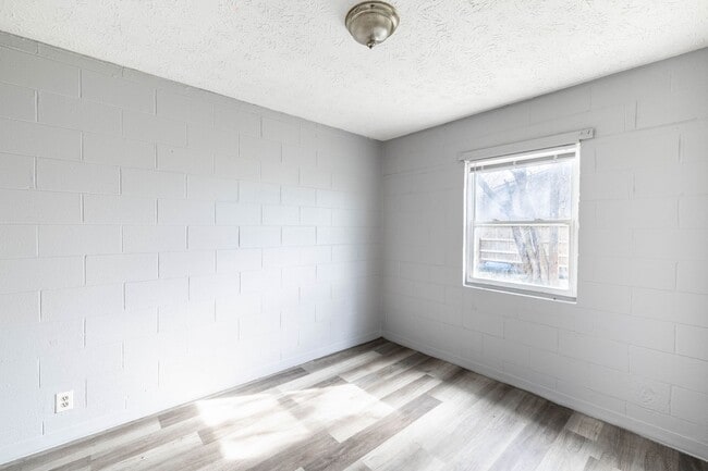 Building Photo - 2 Bed, 1 Bath Pet-Friendly Apartment with Shared Yard