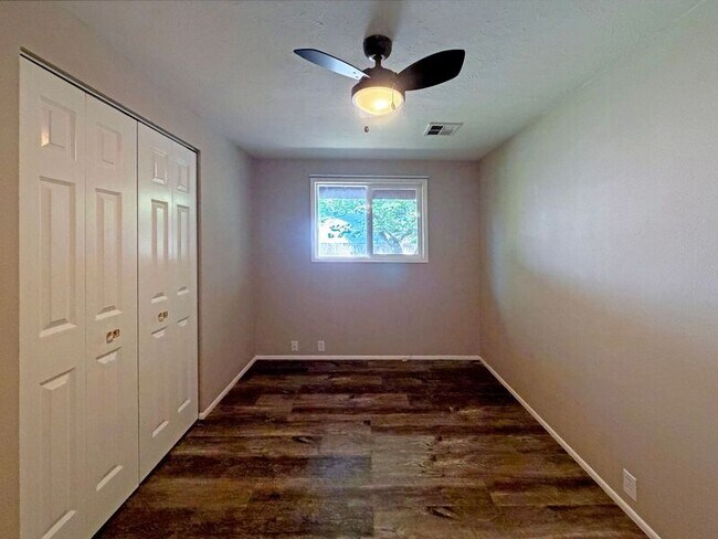 Building Photo - 184 Lynnbrook Dr