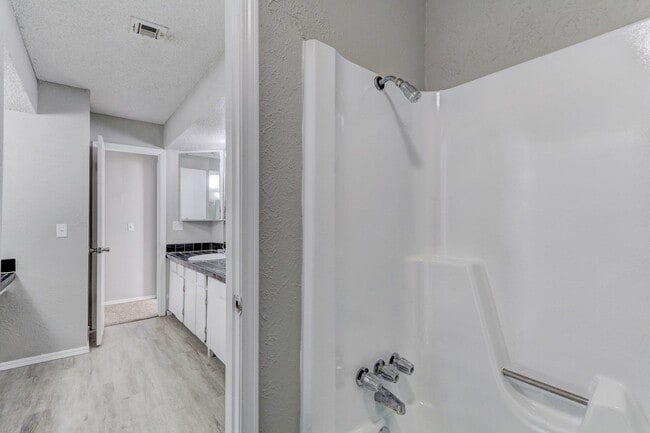 Building Photo - 3 bed 1.5 bath duplex in Midwest City