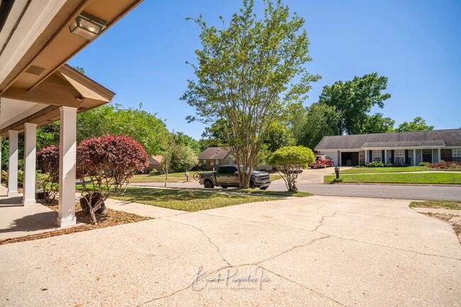 Building Photo - 7811 Woodpointe Dr