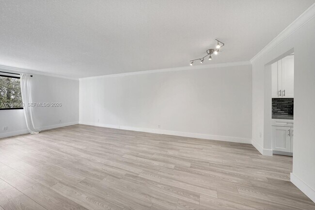Building Photo - 185 Lakeview Dr