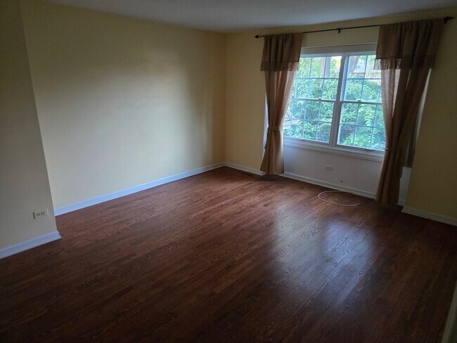 Building Photo - 2S663 Ave Normandy E