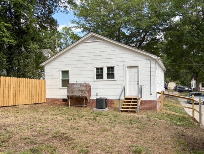 Building Photo - 1/2 MO/OFF SPECIAL - 3 bed/1 bath Fenced yard - Storage/Garage