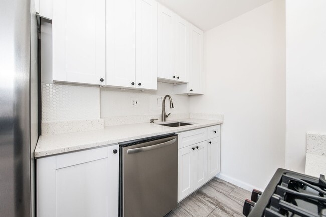 Building Photo - Spacious, Bright 1 Bed 1 Bath condo in prime location and close to Metro