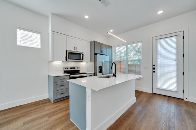 Building Photo - 1601 Mustang Dr