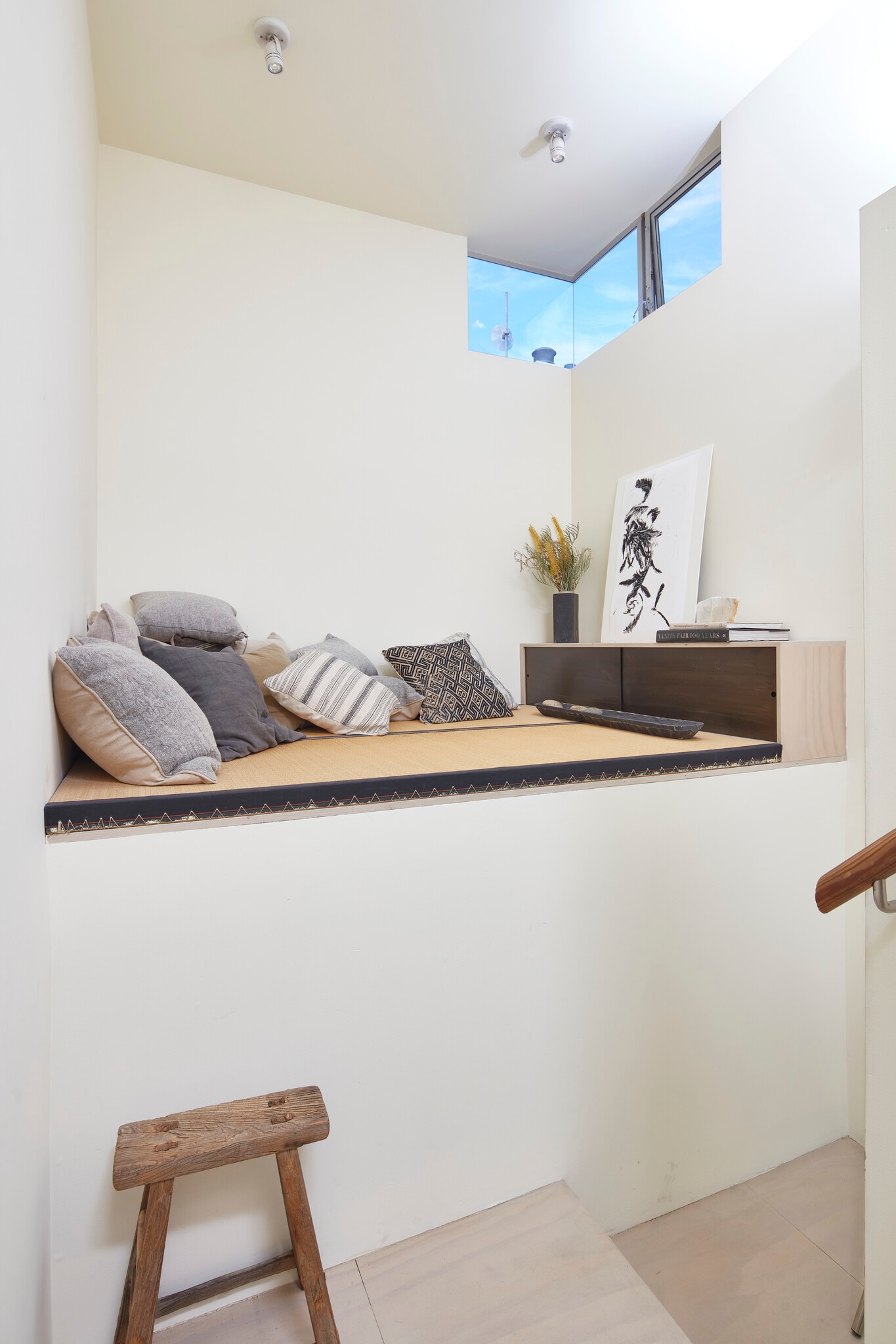 Cozy tatami nook halfway up the stairway atrium - 703 Palms Blvd