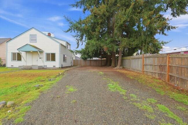 Building Photo - 810 E 63rd St